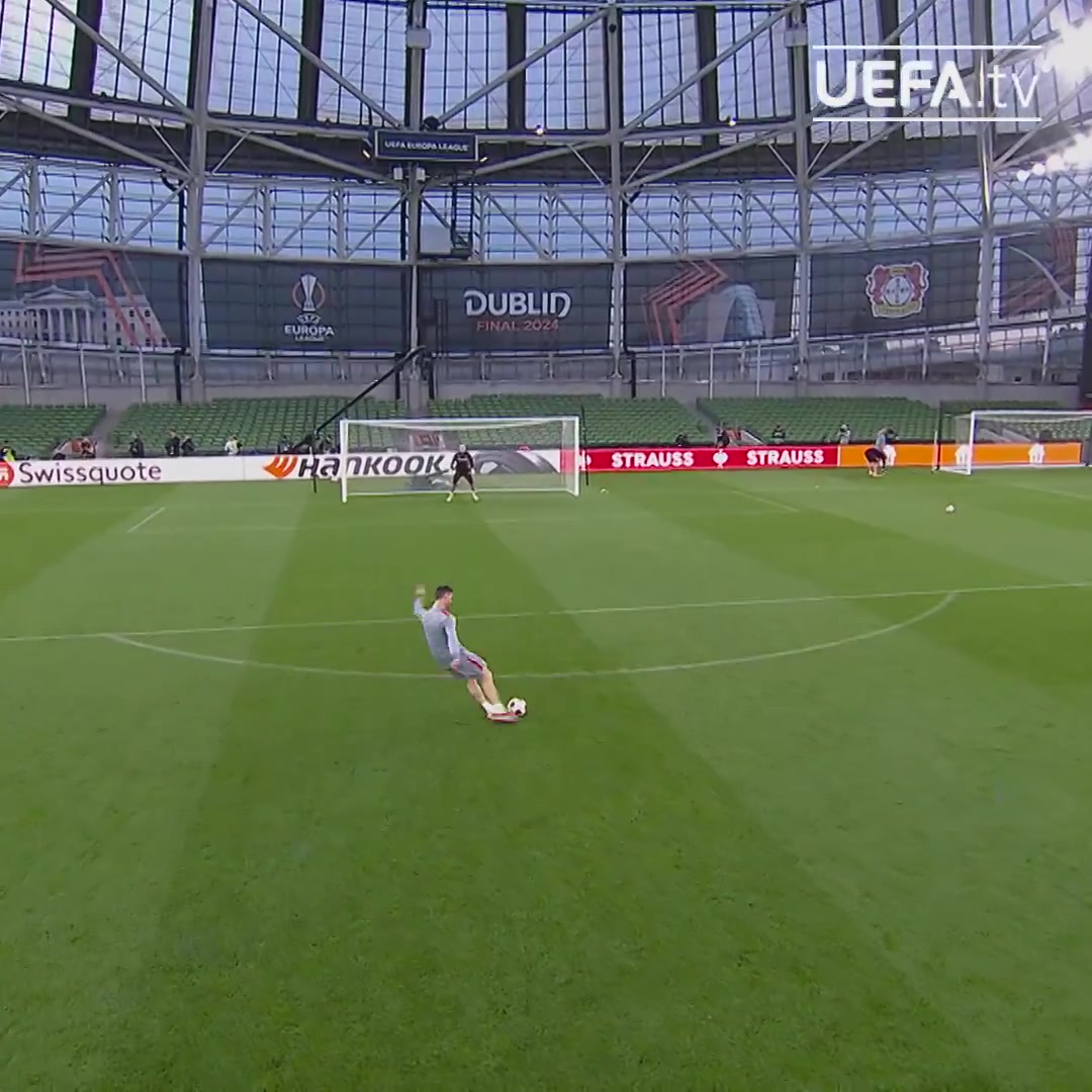 忍不住阿隆索在欧联决赛球场练射门，击中门框很懊恼
