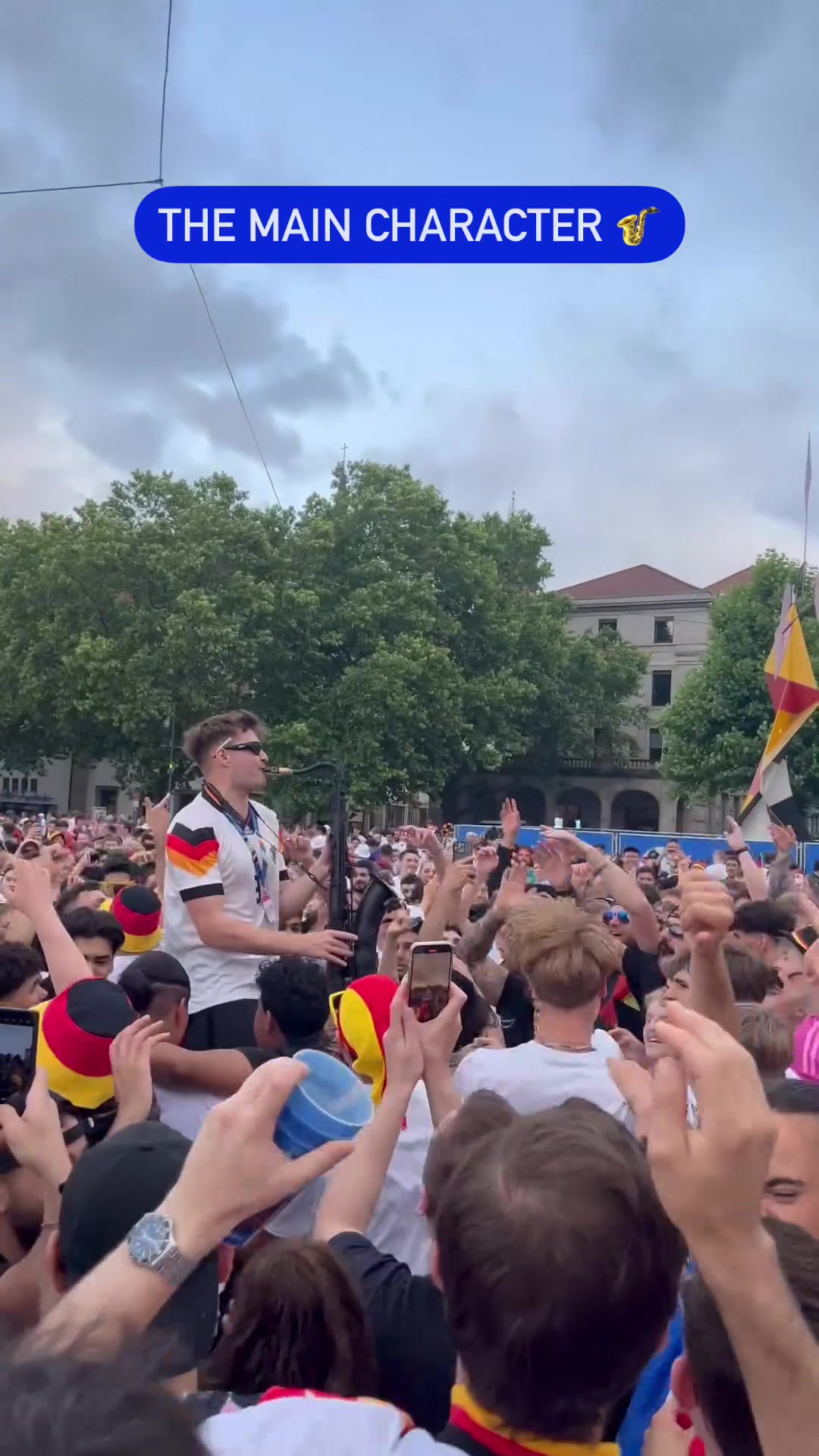 嗨爆！德国球迷吹萨克斯带动千百人大蹦迪