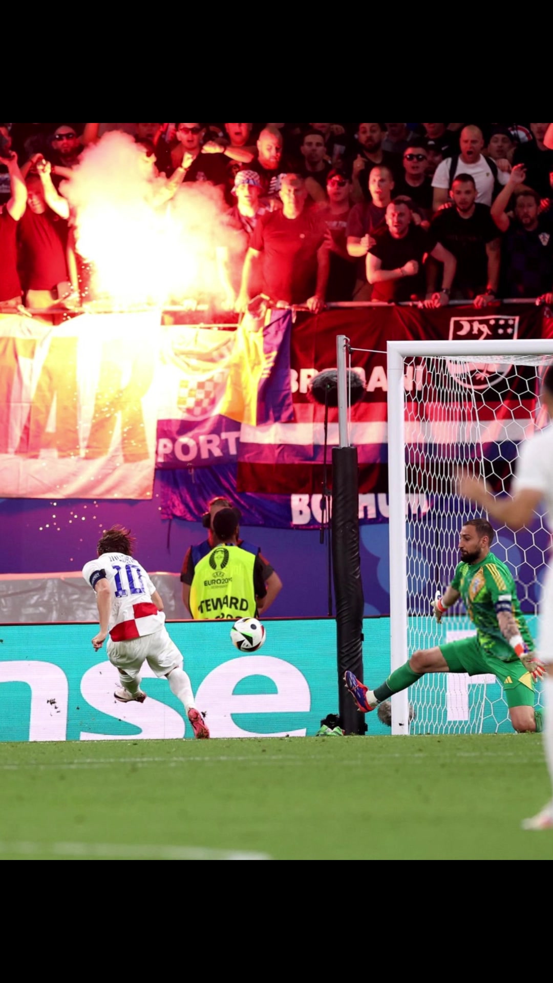 欧洲杯经典瞬间❤️！定格瞬间看：莫德里奇进球，在焰火前起脚劲射