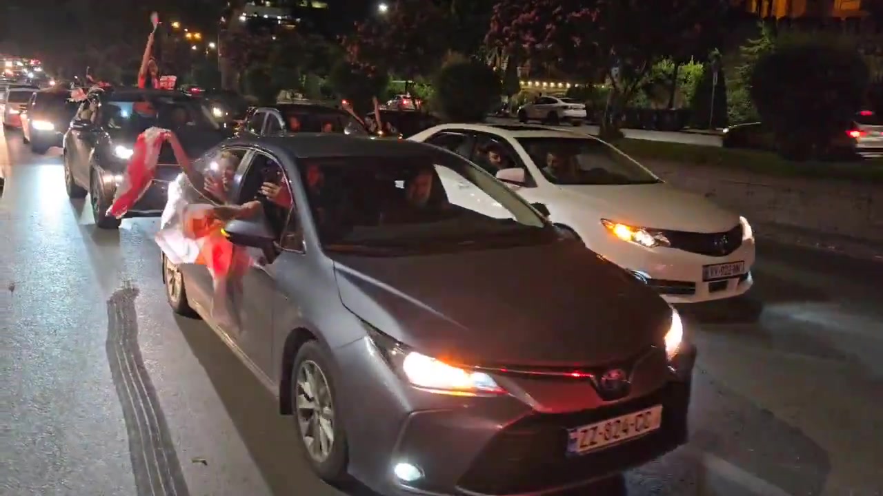 疯狂鸣笛！格鲁吉亚民众在街头庆祝2-0战胜葡萄牙